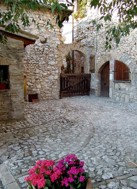 Relais Borgo Lizori Country House Campello sul Clitunno Kültér fotó