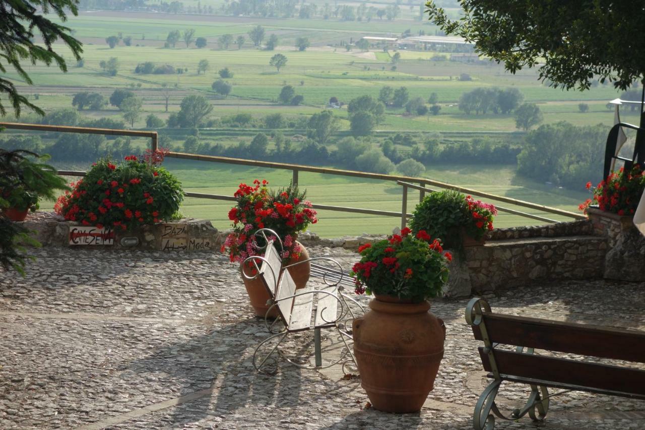 Relais Borgo Lizori Country House Campello sul Clitunno Kültér fotó