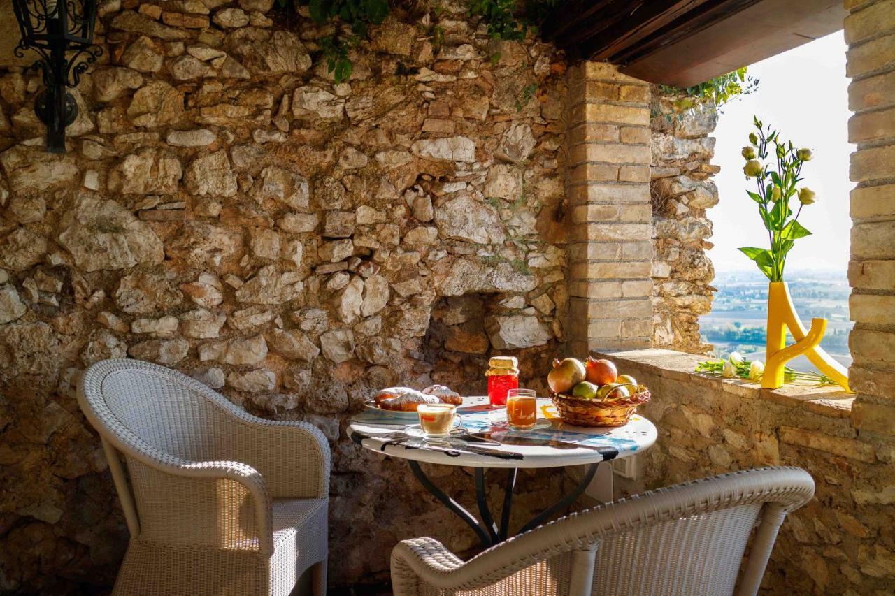 Relais Borgo Lizori Country House Campello sul Clitunno Kültér fotó